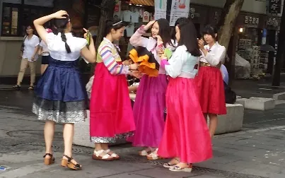 한복을 입고 인사동 거리를 걷는 시민들