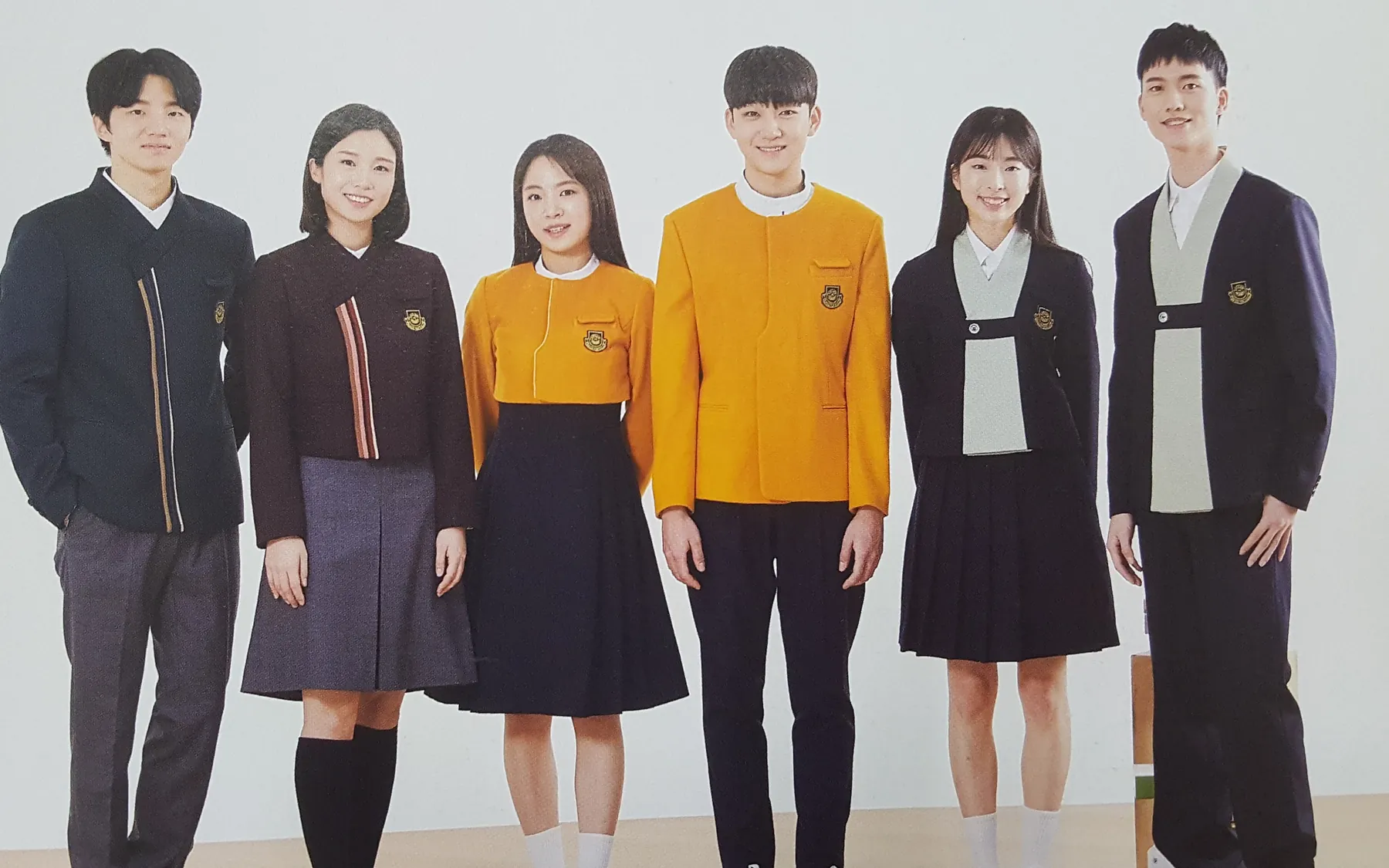 한복교복을 입은 중·고등학생들